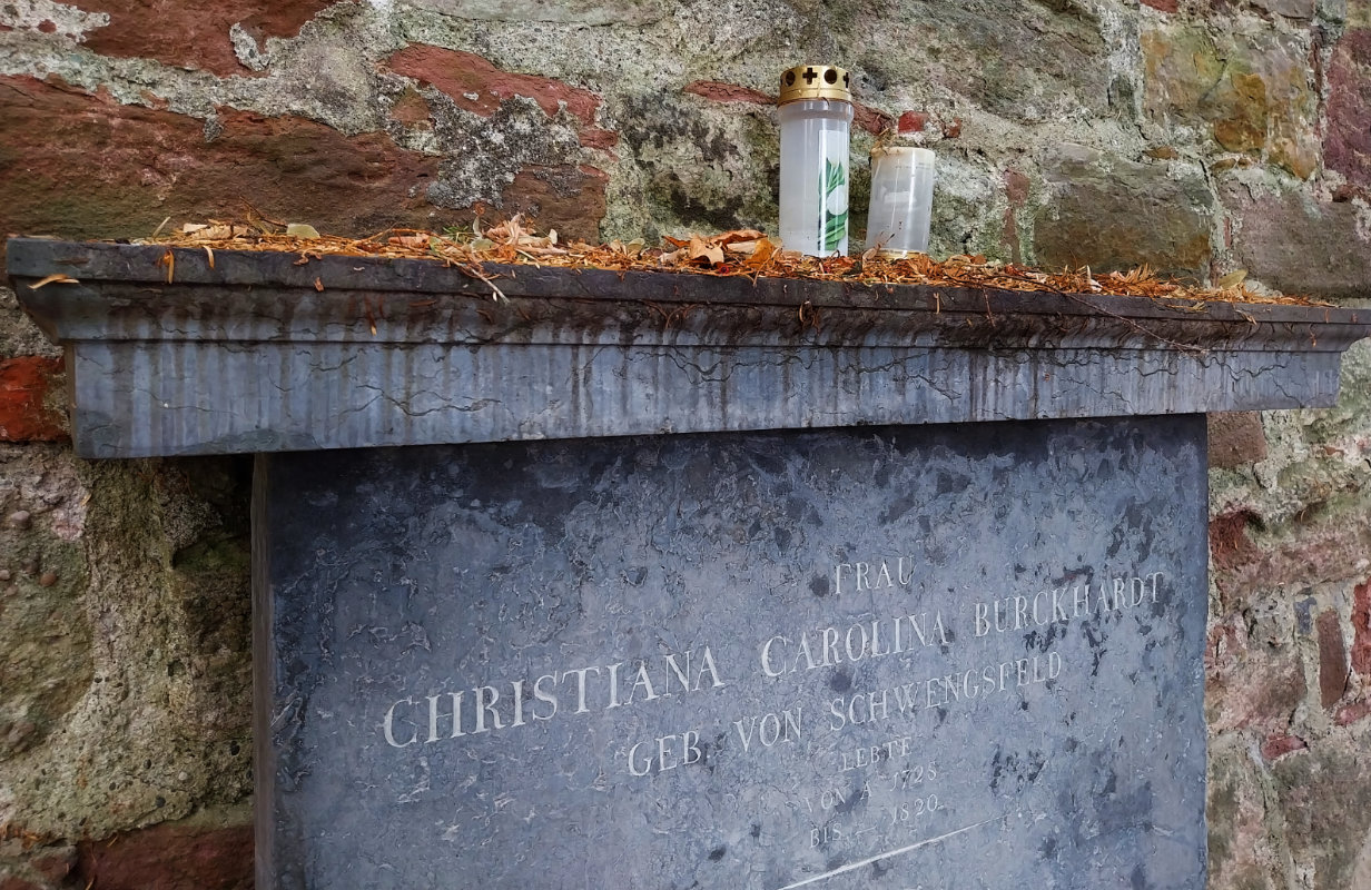 kerzen auf einem epitaph