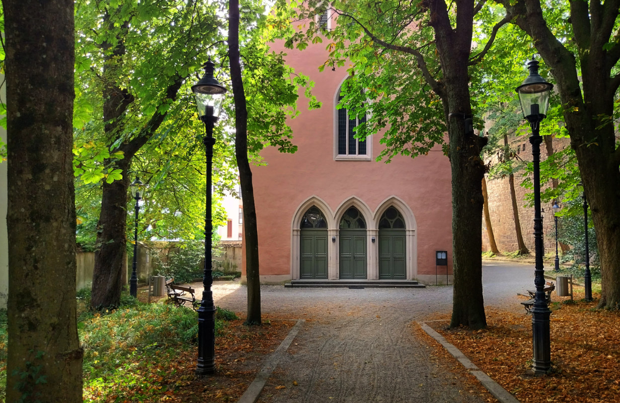 blick ueber den alten kirchhof zu kirche st.alban
