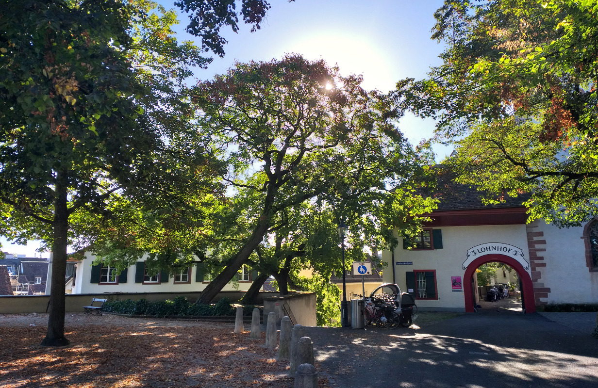 der leonhardskirchplatz in der septembersonne