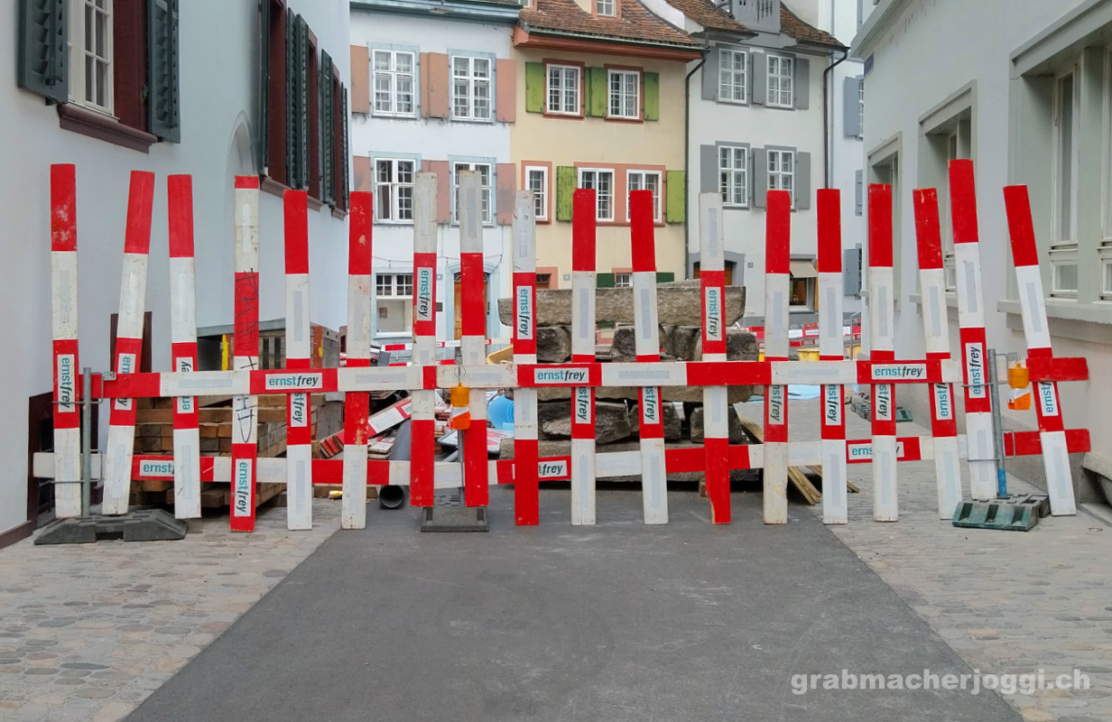 absperrung einer baustelle am luftgaesslein