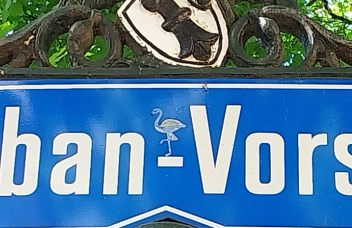 flamingo im strassenschild