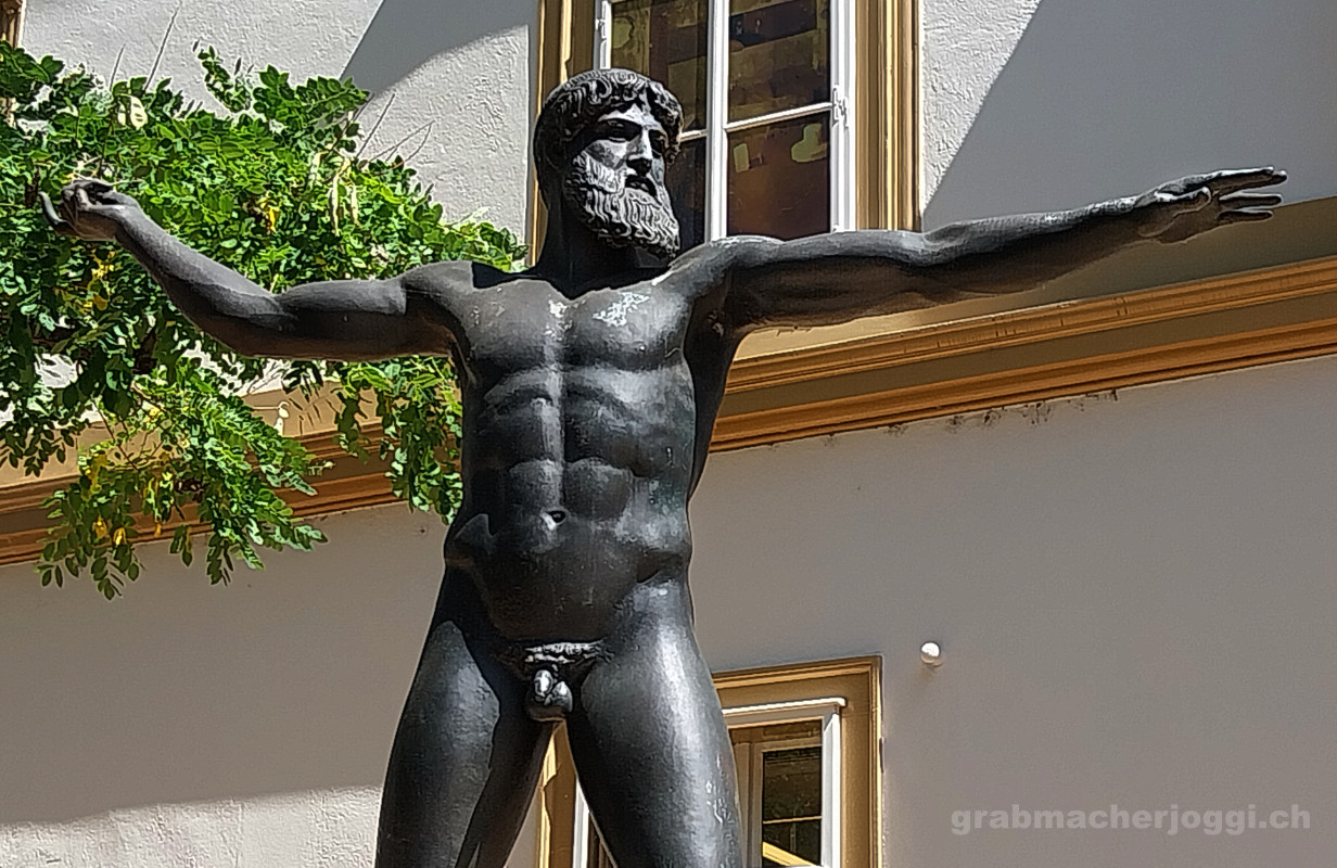 bronzeskulptur beim antikenmuseum