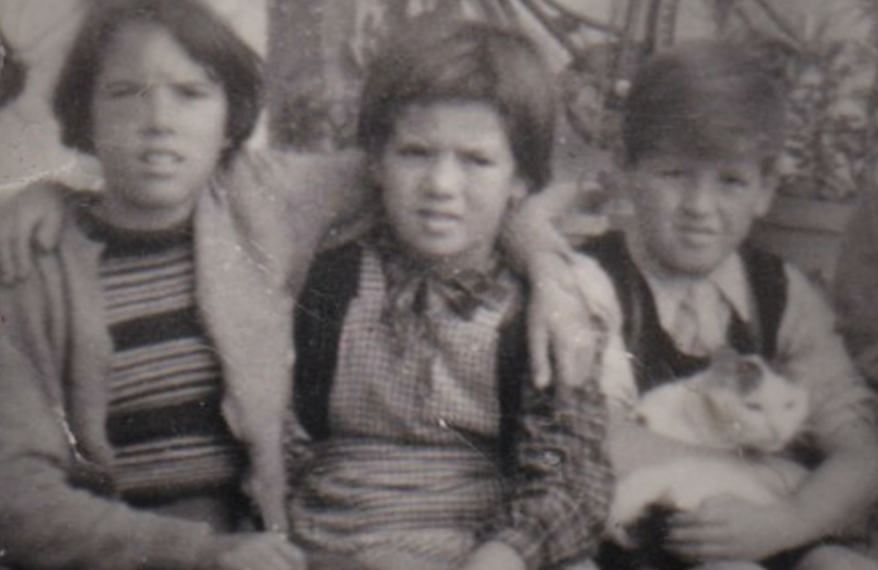foto mit drei kindern aus den 1940er jahren