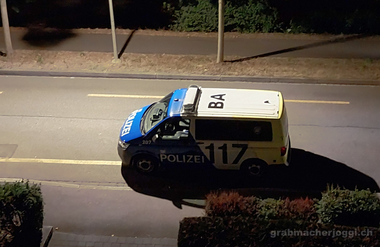 polizeiauto in der nacht
