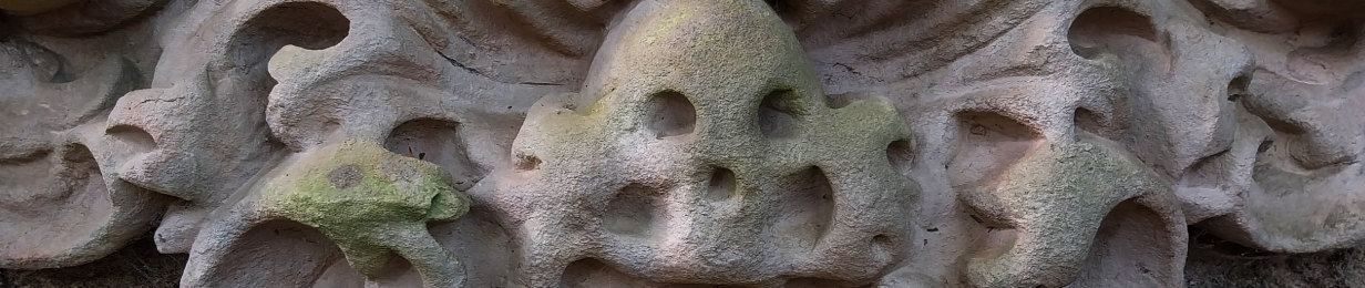 detail eines alten epitaph auf dem kirchhof